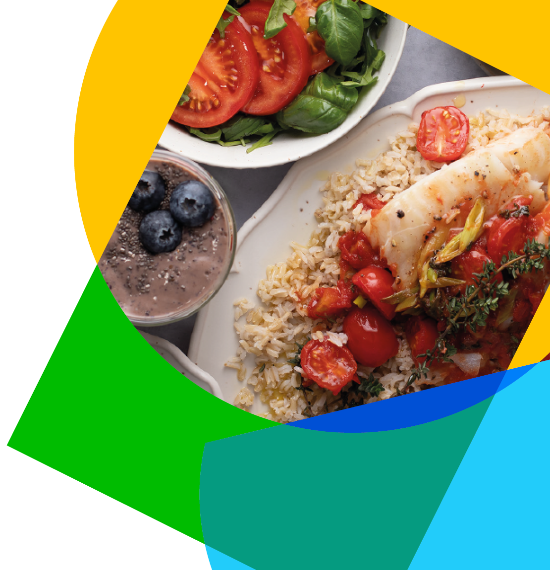 Plato con arroz, pescado, tomate y ensalada. Vaso de batido de arándanos.