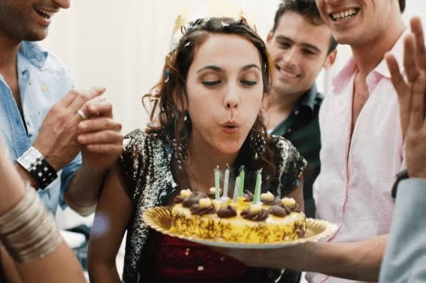 Amigos disfrutando una fiesta de cumpleaños