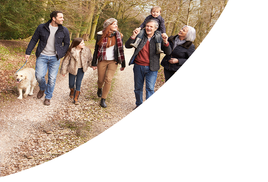 Familia paseando al perro en un bosque