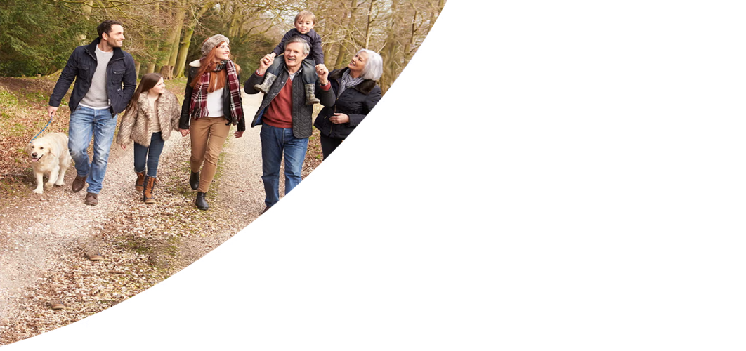 Familia paseando al perro en un bosque