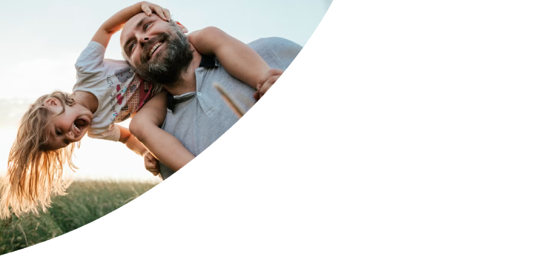 Padre cargando al niño en la espalda