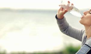 Descanso para tomar agua después del entrenamiento