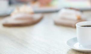 Taza de café en la mesa