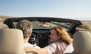 Pareja en un descapotable en una carretera