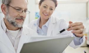 Profesional sanitario revisando documentación