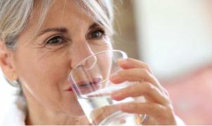 Mujer bebiendo un vaso de agua