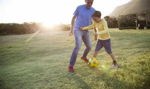 Padre e hijo jugando al fútbol