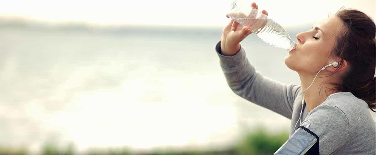 Descanso para tomar agua después del entrenamiento