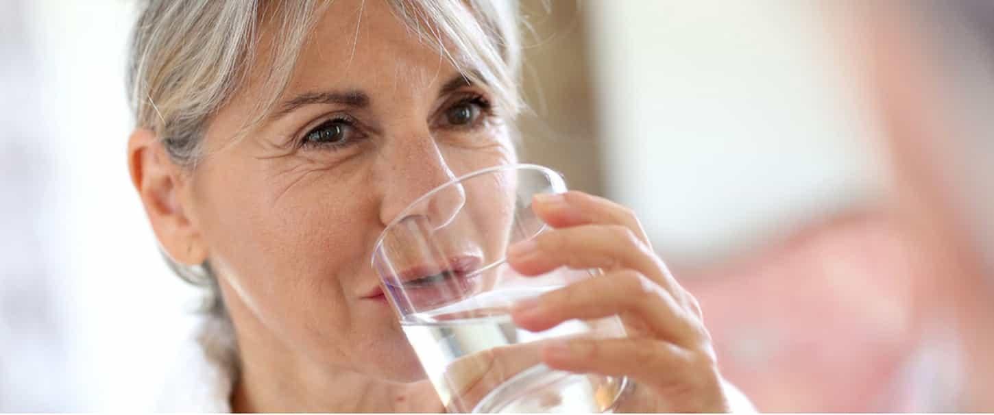 Mujer bebiendo un vaso de agua