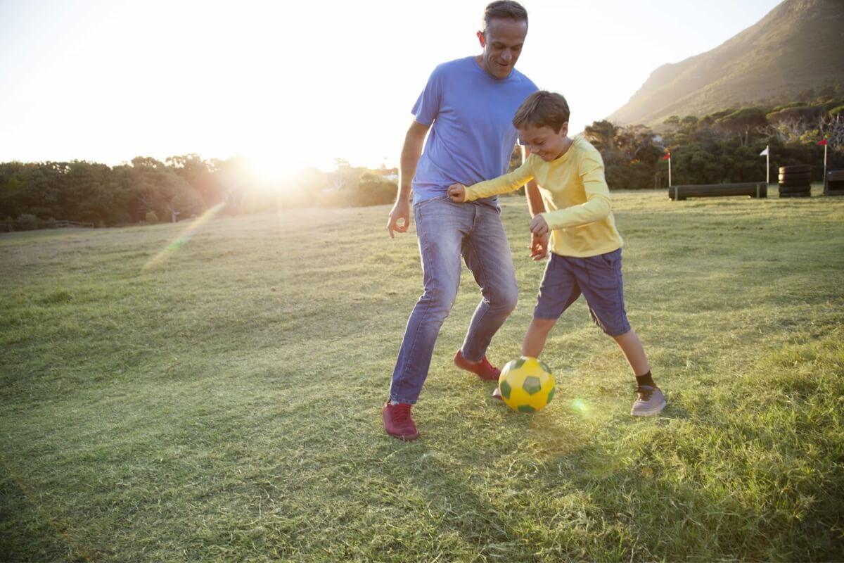 Padre e hijo jugando al fútbol