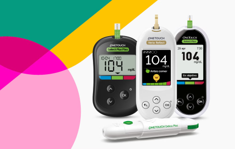 Dispositivos de monitoreo de glucosa OneTouch y un lancet.